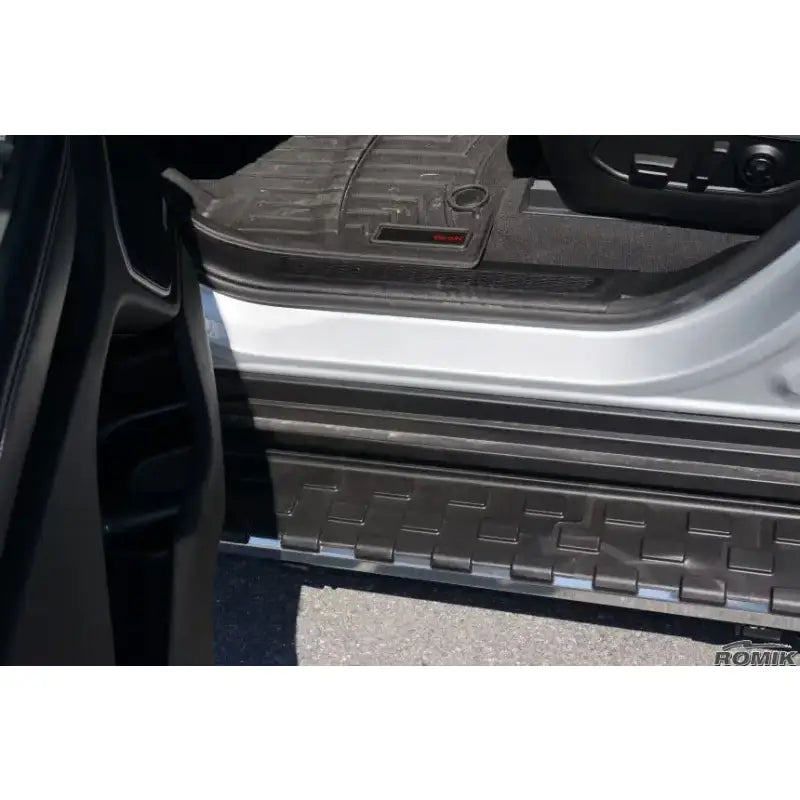 Vehicle’s running board on Grand Cherokee Romik USA Rec-P G.Cherokee 22-23