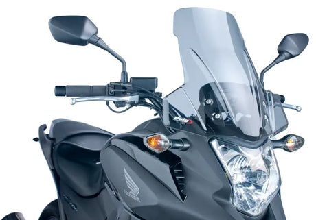 Honda motorcycle front view with 5992H Windscreen Touring Smoke installed