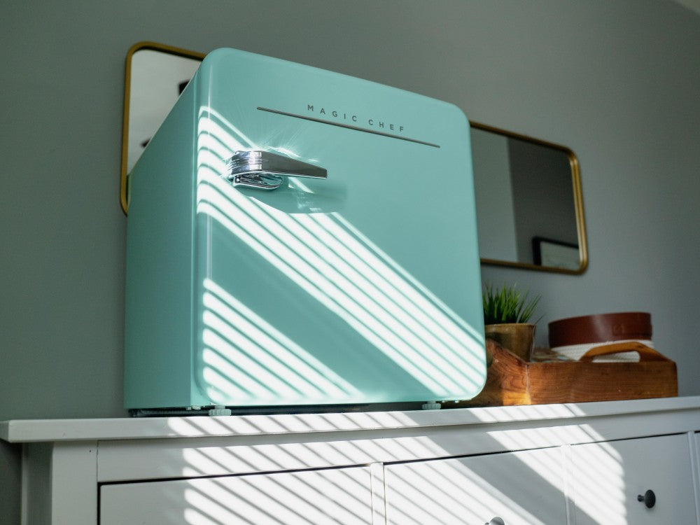 Magic Chef Door Storage For Smaller Snacks Refrigerator MCR16CHM - 1.6 Cuft Refridgerator Retro