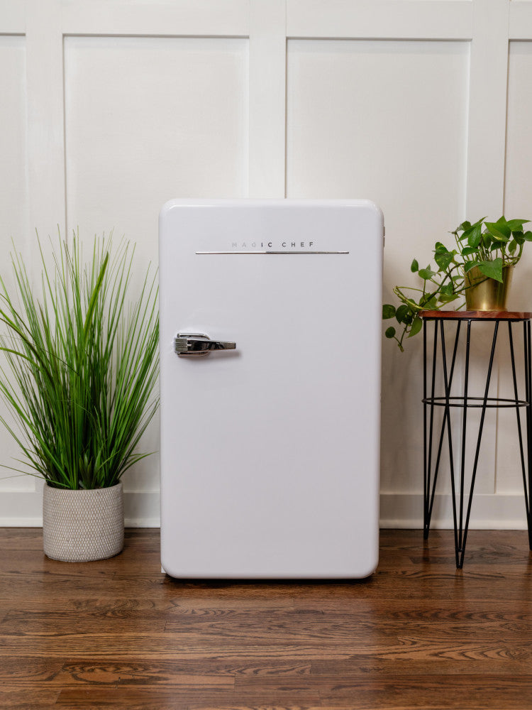 Magic Chef Easy To Manual Defrost Refrigerator MCR32CHW - 3.2 Cuft Refridgerator Retro