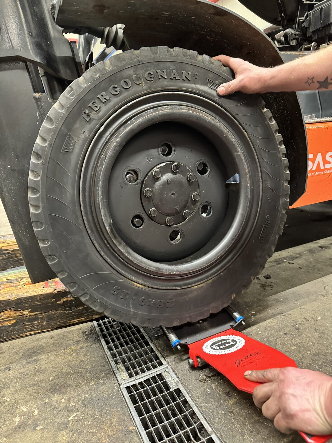 Gaither Tool Offers Extreme Durability Tire Lifting Tool GTRP-01 - Trac Roller Plate
