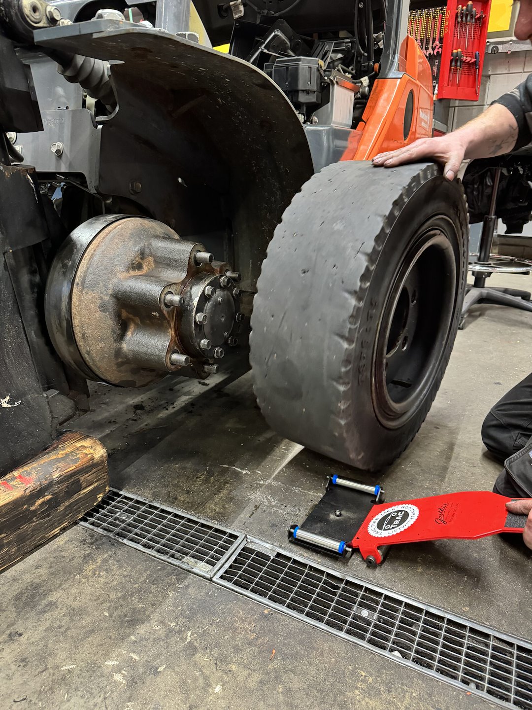 Gaither Tool Offers Extreme Durability Tire Lifting Tool GTRP-01 - Trac Roller Plate