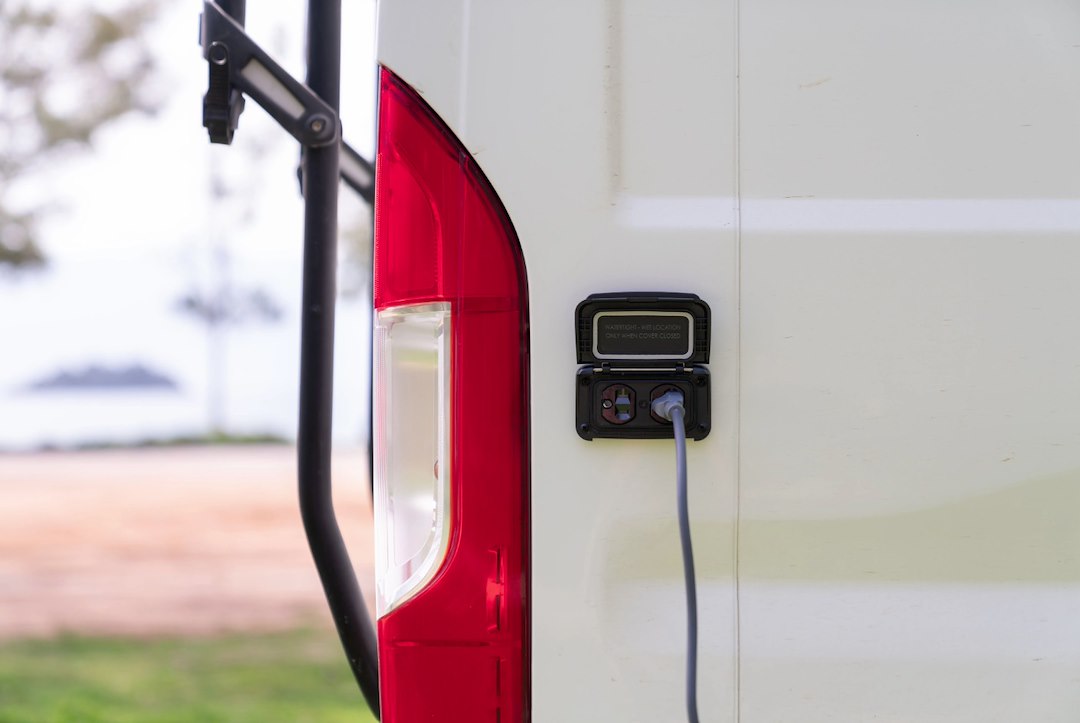 Scanstrut Premium Click-To-Close Design Receptacle SC-V-P1 - Ventura Series Dual 125V 20A AC