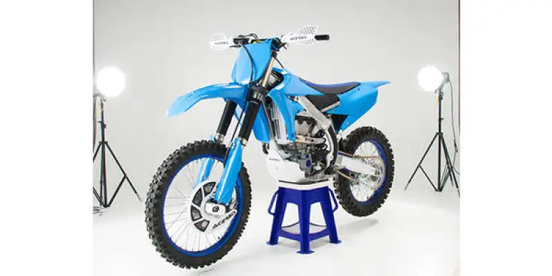 Blue dirt bike with Acerbis Yamaha Blue side panels kit and fenders for Yamaha yam blue