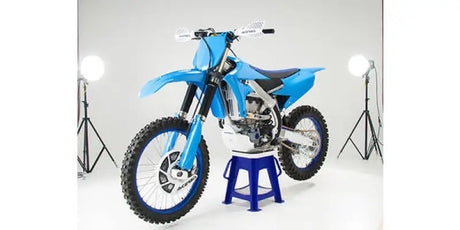 Blue dirt bike with Acerbis Yamaha Blue side panels kit and fenders for Yamaha yam blue