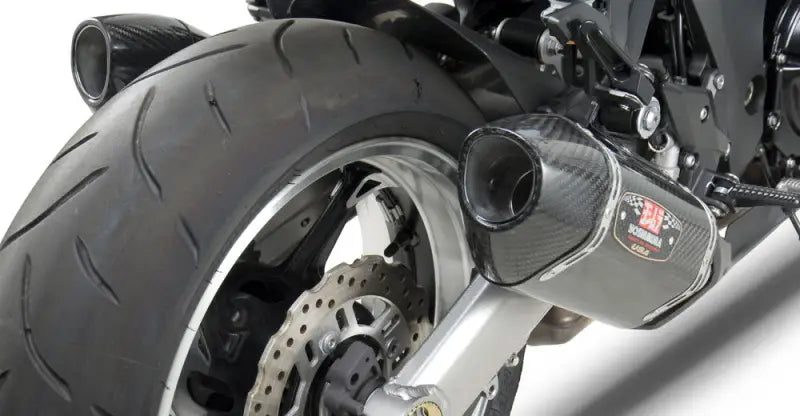 Motorcycle rear tire and Exhaust Street R 77 Slip On Ss Cf Cf dual for better riding experience