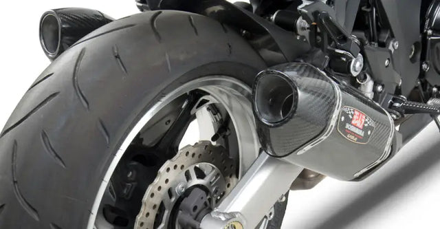 Motorcycle rear tire and Exhaust Street R 77 Slip On Ss Cf Cf dual for better riding experience