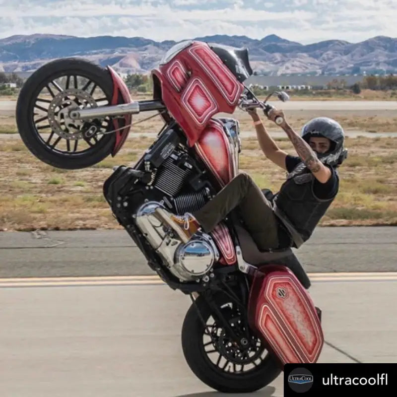 Side Mount Oil Cooler M8 Softail `17 23  Gloss Blk 