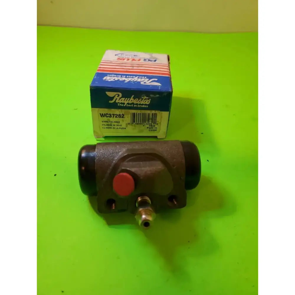 Raybestos wheel cylinder WC37262 with box for reliable brake performance