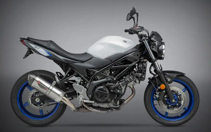 White and black Suzuki motorcycle with Yoshimura 11670BM521 Street Alpha exhaust montaje